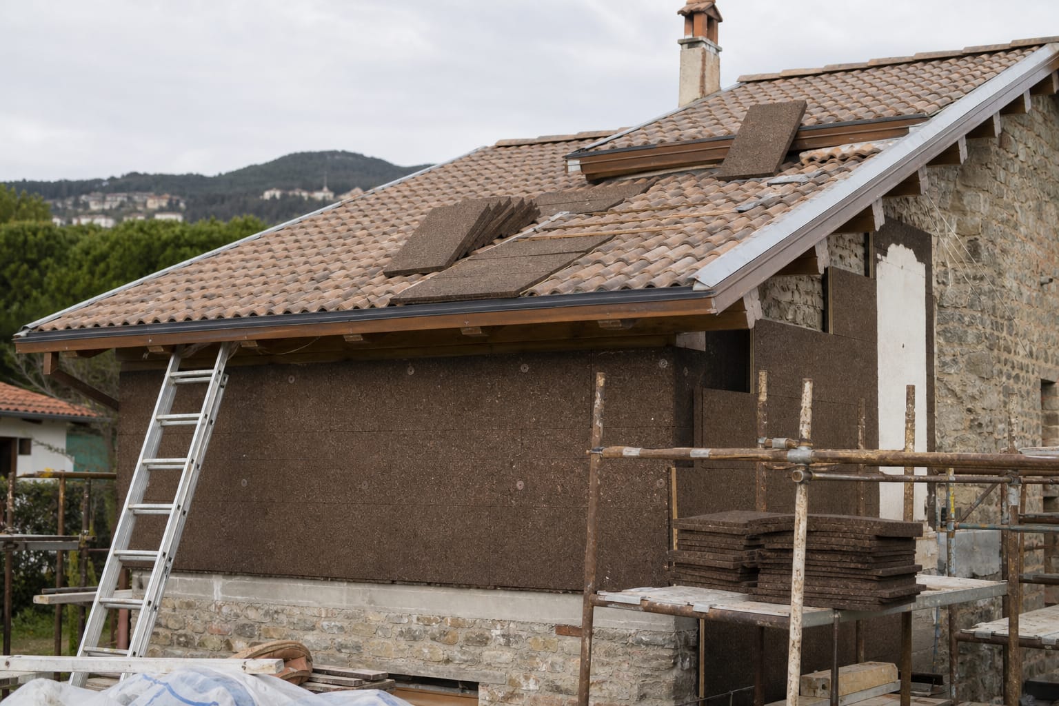 Pannelli sughero per isolamento termico in un cantiere di casa